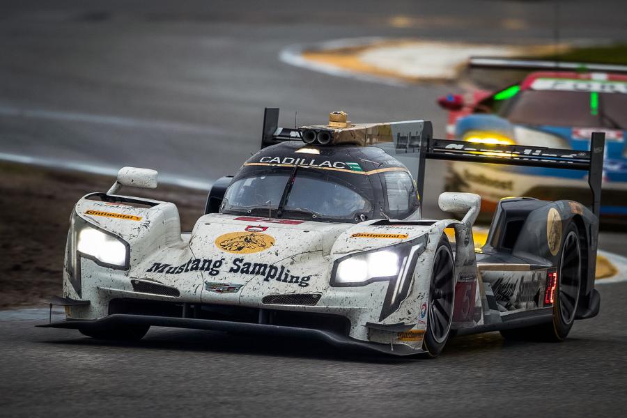  Cadillac DPi-V.R 2017 года  (фото 23 из 30)